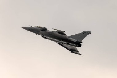 St. Paul Körfezi, Malta - 24 Eylül 2021: Fransız Hava Kuvvetleri Rafale C (REG: 140) St Paul Körfezi üzerinde muhteşem bir gösteri sergiliyor.