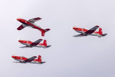 St Paul 's Bay, Malta - 24 Eylül 2021: İsviçre Hava Kuvvetleri PC-7 ekibi deniz üzerinde sergilerini düzenliyor.
