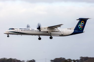 Luqa, Malta - 7 Şubat 2022: Olimpiyat Bombacısı DHC-8-402 Q400 (REG: SX-OBA) bulutlu bir öğleden sonra iniş yaptı.