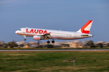 Luqa, Malta 4 Şubat 2022: Lauda Europe Airbus A320-214 (REG: 9H-LOO) gün batımından sonra gelir, Ryanair için çalışır.