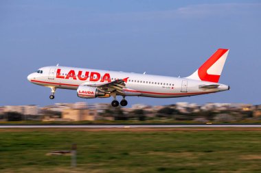 Luqa, Malta 4 Şubat 2022: Lauda Europe Airbus A320-214 (REG: 9H-LOO) gün batımından sonra gelir, Ryanair için çalışır.