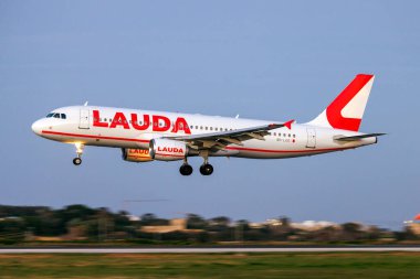Luqa, Malta 4 Şubat 2022: Lauda Europe Airbus A320-214 (REG: 9H-LOO) gün batımından sonra gelir, Ryanair için çalışır.
