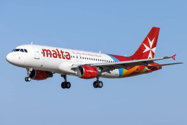 Luqa, Malta - 2 Nisan 2022: Air Malta Airbus A320-214 (Reg. : 9H-AEQ) final pisti 31 'de.