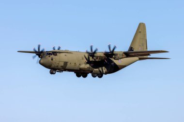 Luqa, Malta - 2 Nisan 2022: Kraliyet Hava Kuvvetleri Lockheed Martin C-130J Herkül C5 (L-382) (REG: ZH889) bir gecelik durak için iniyor.