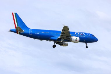 Luqa, Malta - 2 Nisan 2022: ITA Airways Airbus A320-216 (REG: EI-DTK) Papa Francis ile birlikte 2 günlük bir ziyaret için Malta Adaları 'na geldi.
