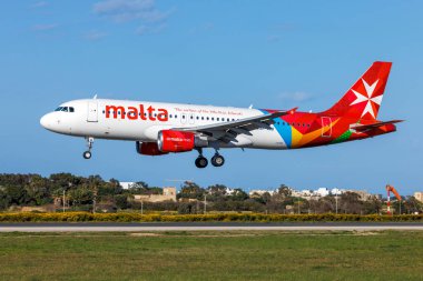 Luqa, Malta - 2 Nisan 2022: Air Malta Airbus A320-214 (Reg. : 9H-AEQ) final pisti 31 'de.