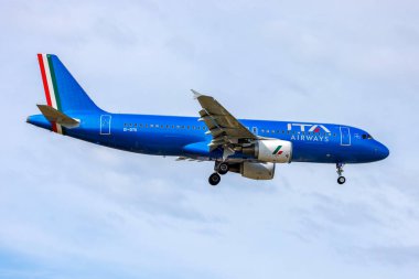 Luqa, Malta - 2 Nisan 2022: ITA Airways Airbus A320-216 (REG: EI-DTK) Papa Francis ile birlikte 2 günlük bir ziyaret için Malta Adaları 'na geldi.