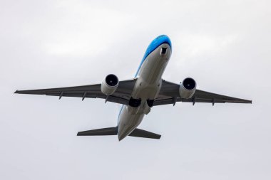 Luqa, Malta - 15 Mart 2022: KLM - Hollanda Kraliyet Havayolları Boeing 777-206-ER (REG: PH-BQO) Malta 'da bakım gördükten sonra 13 numaralı pistten ayrılıyor.