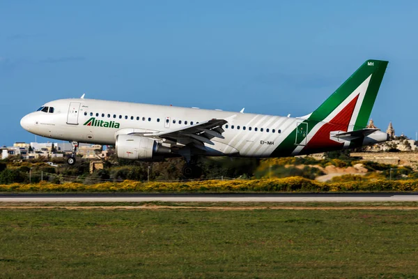Luqa Malta Abril 2022 Alitalia Airbus A319 112 Reg Imh — Foto de Stock