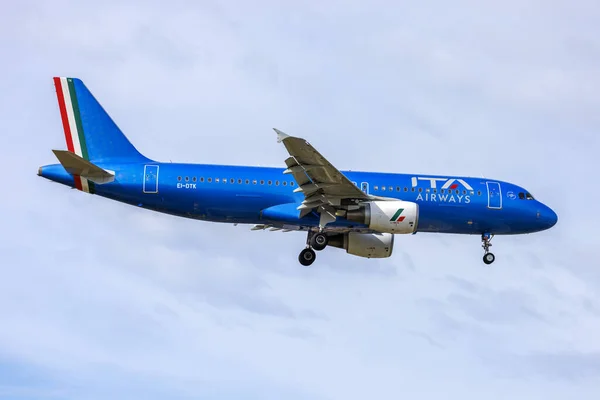 Luqa, Malta - 2 Nisan 2022: ITA Airways Airbus A320-216 (REG: EI-DTK) Papa Francis ile birlikte 2 günlük bir ziyaret için Malta Adaları 'na geldi.