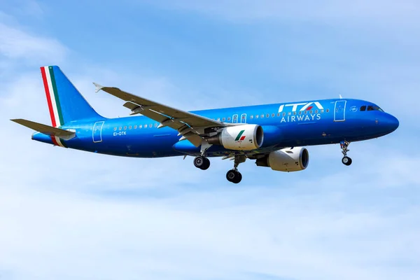 Luqa, Malta - 2 Nisan 2022: ITA Airways Airbus A320-216 (REG: EI-DTK) Papa Francis ile birlikte 2 günlük bir ziyaret için Malta Adaları 'na geldi.