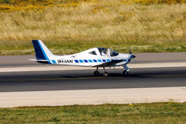 Luqa, Malta - 8 Nisan 2022: Profesyonel Havacılık Eğitim Akademisi - Malta Tecnam P-2002JF Sierra (Reg: 9H-IAN).