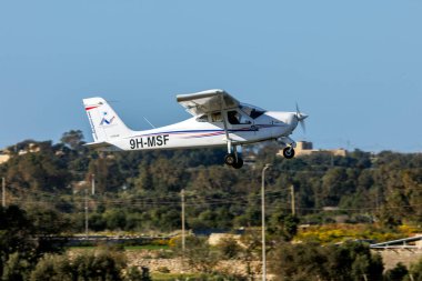 Luqa, Malta - 8 Nisan 2022: Malta Uçan Tecnam Okulu P-92JS Echo (REG: 9H-MSF), 31 nolu piste iniş ve çıkış yapıyor.