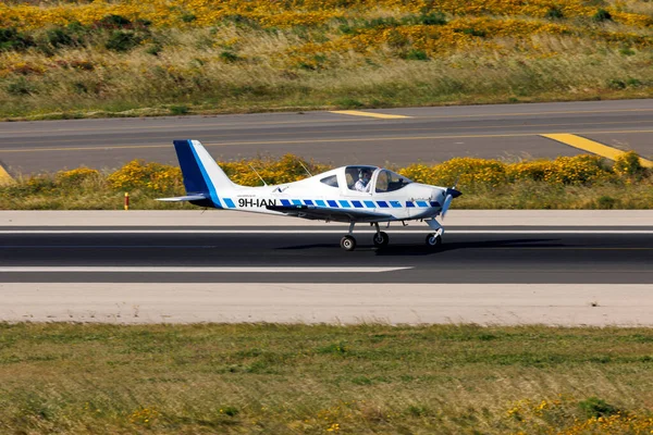 2022年4月8日 马耳他卢卡 专业航空培训学院 马耳他Tecnam 2002Jf Sierra Reg Ian 进行飞行员培训飞行 — 图库照片