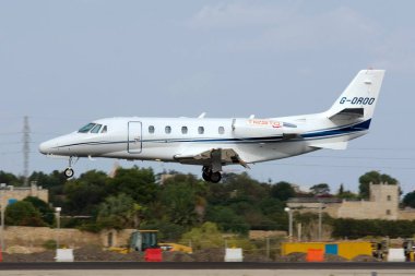 Luqa, Malta 20 Eylül 2008: Cessna 560XL Citation XLS (REG: G-OROO) 31 numaralı final pistinde. Üzerinde 