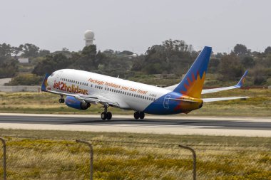 Luqa, Malta - 14 Nisan 2022: Jet2 Tatil Boeing 737-8BK (REG: G-DRTG), 13. pistten kalkışa geçti.