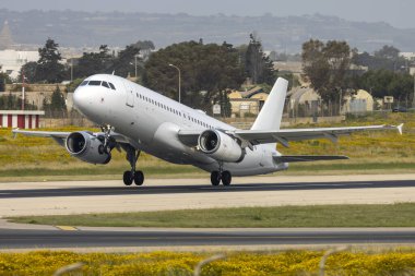 Luqa, Malta - 14 Nisan 2022: SmartLynx Estonya Airbus A320-232 (REG: ES-SAM) Air Malta Flight to Münih, Almanya.