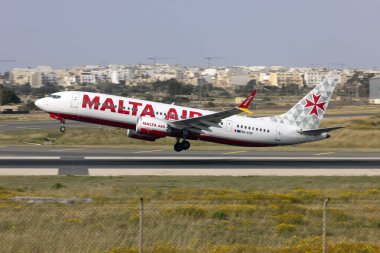 Luqa, Malta - 14 Nisan 2022: Malta Air Boeing 737-8 MAX 200 (REG: 9H-VUD), İtalya 'nın Milano kentine giden 13 nolu pistten kalkıyor..