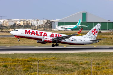 Luqa, Malta - 14 Nisan 2022: Malta Air Boeing 737-8 MAX 200 (REG: 9H-VUD), İtalya 'nın Milano kentine giden 13 nolu pistten kalkıyor..