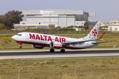 Luqa, Malta - 14 Nisan 2022: Malta Air Boeing 737-8 MAX 200 (REG: 9H-VUD), İtalya 'nın Milano kentine giden 13 nolu pistten kalkıyor..