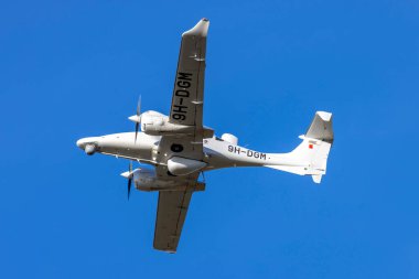 Luqa, Malta - 12 Nisan 2022: Dea Aviation Limited Diamond DA-62MPP (REG: 9H-DGM) 13 numaralı pistten tırmanıyor.