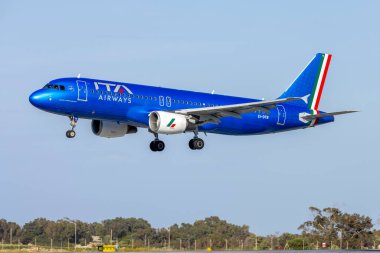 Luqa, Malta - 18 Nisan 2022: ITA Airways Airbus A320-216 (REG: EI-DTB) İtalya 'daki Roma Fiumicino Havaalanı' ndan geliyor.