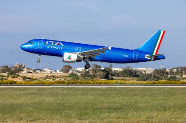 Luqa, Malta - 18 Nisan 2022: ITA Airways Airbus A320-216 (REG: EI-DTB) İtalya 'daki Roma Fiumicino Havaalanı' ndan geliyor.
