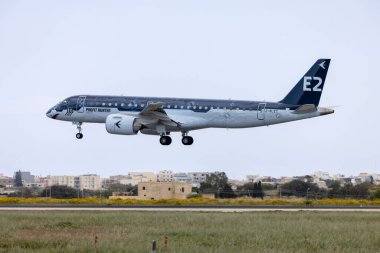 Luqa, Malta - 17 Nisan 2022: Embraer.s 'in sahibi Embraer 190 E2 STD (ERJ-190-300STD) gösterici uçağı (REG: 2-Rlet) Vietnam ve Uzak Doğu' daki bir turdan sonra geri dönüyor. 