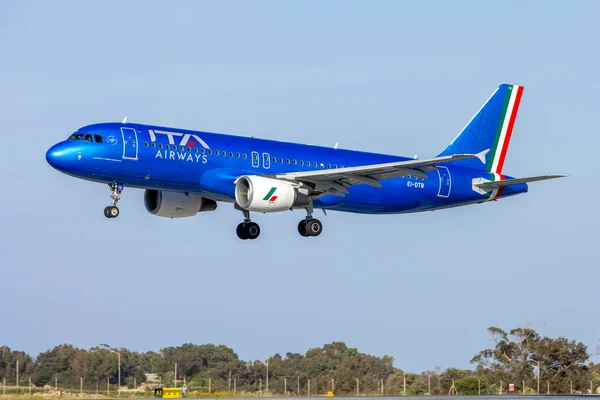 Luqa, Malta - 18 Nisan 2022: ITA Airways Airbus A320-216 (REG: EI-DTB) İtalya 'daki Roma Fiumicino Havaalanı' ndan geliyor.