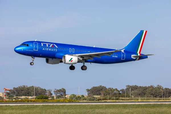 Luqa, Malta - 18 Nisan 2022: ITA Airways Airbus A320-216 (REG: EI-DTB) İtalya 'daki Roma Fiumicino Havaalanı' ndan geliyor.