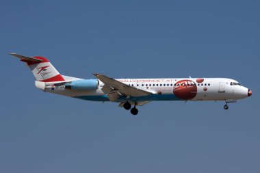 Luqa, Malta - 20 Haziran 2008: Avusturya Okları (Tyrolean Airways) Fokker 100 (F-28-0100) (REG: OE-LVK) 32 nolu pist finallerinde.