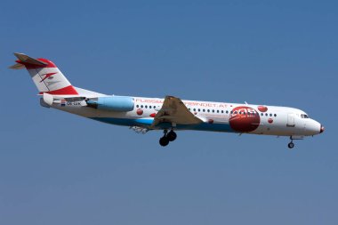 Luqa, Malta - 20 Haziran 2008: Avusturya Okları (Tyrolean Airways) Fokker 100 (F-28-0100) (REG: OE-LVK) 32 nolu pist finallerinde.