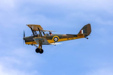 Grand Harbour, Malta - 24 Nisan 2022: Malta Havacılık Müzesi De Havilland DH-82A Tiger Moth (REG: 9H-RAF), Fort St. Elmo, Valletta 'daki Savaş Müzesi' ne uçuş yuvası yapıyor..