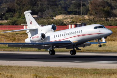 Luqa, Malta - 24 Nisan 2022: Skyfirst Dassault Falcon 7X (REG: 9H-Moon) sabah erken saatlerde iniş pisti 31..