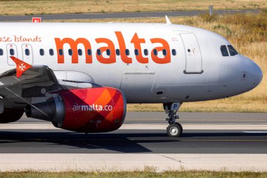 Luqa, Malta - 24 Nisan 2022: Air Malta Airbus A320-214 (REG: 9H-AEP) 31. pist için hazırlanıyor..
