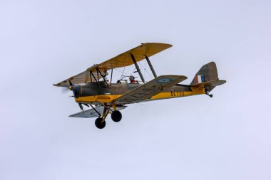 Grand Harbour, Malta - 24 Nisan 2022: Malta Havacılık Müzesi De Havilland DH-82A Tiger Moth (REG: 9H-RAF), Fort St. Elmo, Valletta 'daki Savaş Müzesi' ne uçuş yuvası yapıyor..