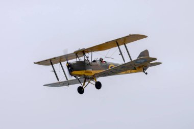 Grand Harbour, Malta - 24 Nisan 2022: Malta Havacılık Müzesi De Havilland DH-82A Tiger Moth (REG: 9H-RAF), Fort St. Elmo, Valletta 'daki Savaş Müzesi' ne uçuş yuvası yapıyor..