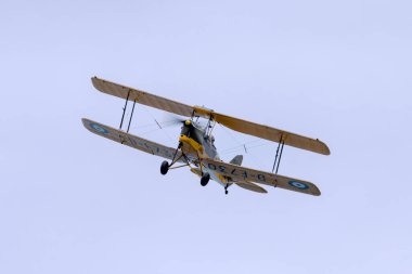 Grand Harbour, Malta - 24 Nisan 2022: Malta Havacılık Müzesi De Havilland DH-82A Tiger Moth (REG: 9H-RAF), Fort St. Elmo, Valletta 'daki Savaş Müzesi' ne uçuş yuvası yapıyor..