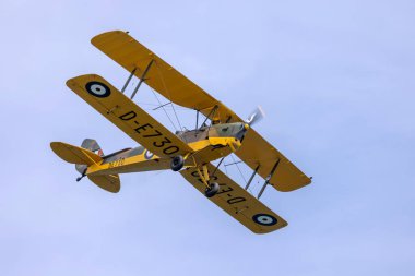 Grand Harbour, Malta - 24 Nisan 2022: Malta Havacılık Müzesi De Havilland DH-82A Tiger Moth (REG: 9H-RAF), Fort St. Elmo, Valletta 'daki Savaş Müzesi' ne uçuş yuvası yapıyor..