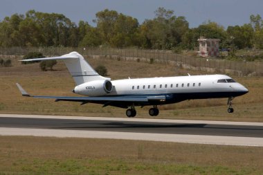 Luqa, Malta - 20 Haziran 2008: Bombardıman uçağı BD-700-1A10 Global Express (REG: N360LA) 32 nolu piste inmeden önceki son dakikalar.
