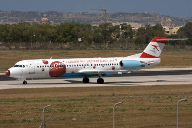 Luqa, Malta 20 Haziran 2008: Avusturya Okları (Tyrolean Airways) Fokker 100 (F-28-0100) 32. pistten kalkış için giriş yapıyor.