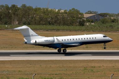 Luqa, Malta - 20 Haziran 2008: Bombardıman uçağı BD-700-1A10 Global Express (REG: N360LA) 32 nolu piste inmeden önceki son dakikalar.