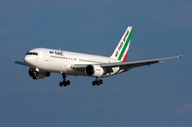 Luqa, Malta - 20 Ocak 2011: Air Italy Boeing 767-23B-ER (REG: I-AIGI) iniş pisti 31 için geliyor.