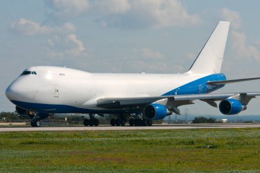 Luqa, Malta - 12 Şubat 2012: Boeing 747-2B4BM (SF) (Reg: A6-GGP) kalkış için hazırlanıyor.