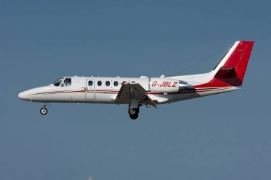 Luqa, Malta - 21 Ekim 2011: 31 numaralı pistte Er Cessna 550B Citation Bravo (REG: G-JBLZ).