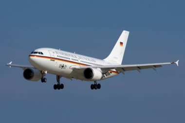 Luqa, Malta 16 Kasım 2007: Alman Hava Kuvvetleri (Luftwaffe) Airbus A310-304 (REG: 1021).