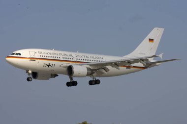 Luqa, Malta 16 Kasım 2007: Alman Hava Kuvvetleri (Luftwaffe) Airbus A310-304 (REG: 1021).