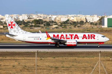 Luqa, Malta - 26 Haziran 2022: Malta Hava Boeing 737-8 MAX 200 (REG: 9H-VUA) bir pazar sabahı erkenden kalkan.