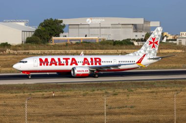 Luqa, Malta - 26 Haziran 2022: Malta Hava Boeing 737-8 MAX 200 (REG: 9H-VUA) bir pazar sabahı erkenden kalkan.