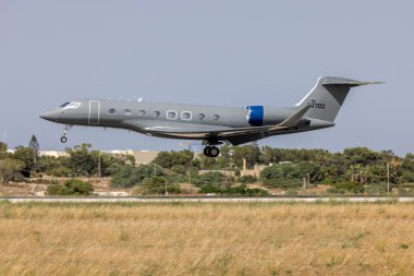 Luqa, Malta - 24 Haziran 2022: G650ER (G-VI) (REG: N2702) iniş pisti 31.
